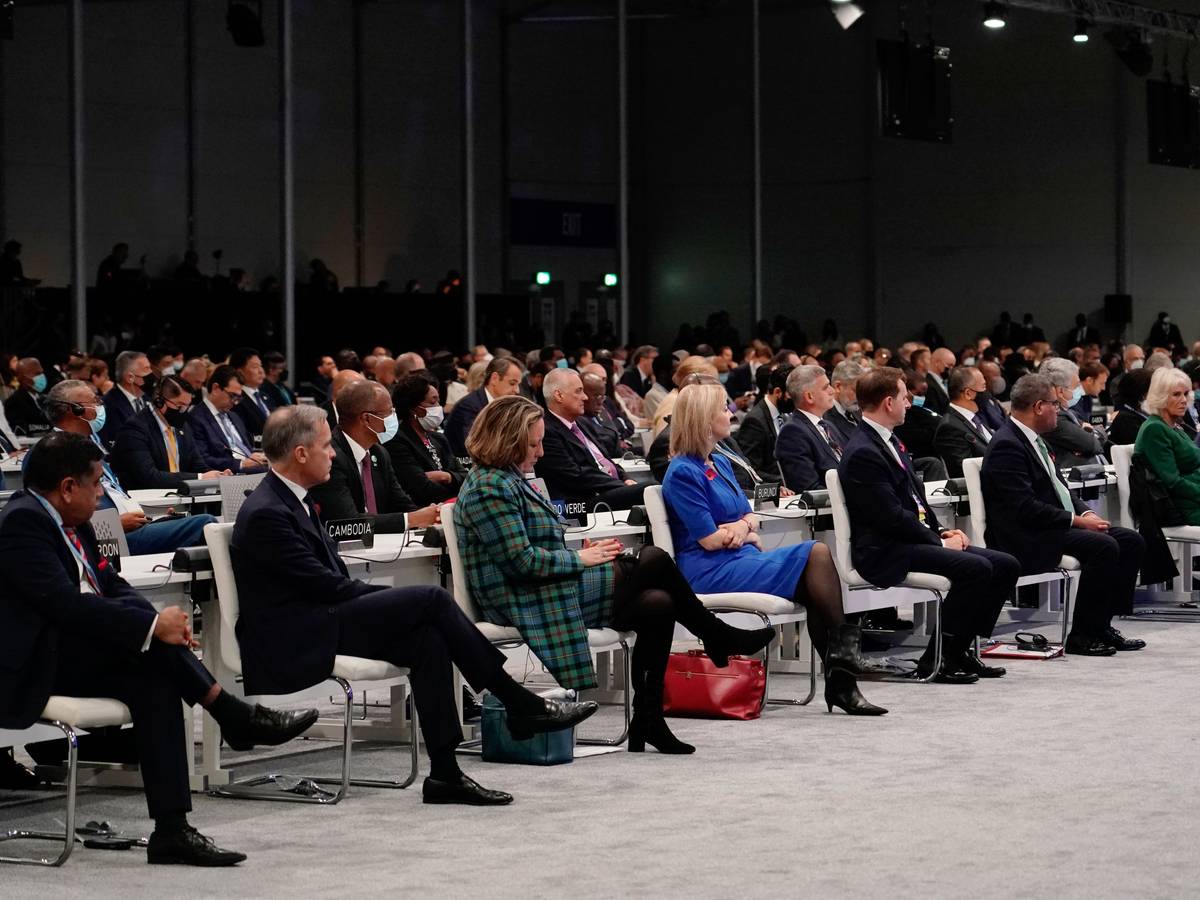 Teilnehmer hören während der Eröffnungszeremonie des UN-Klimagipfels COP26 in Glasgow zu.