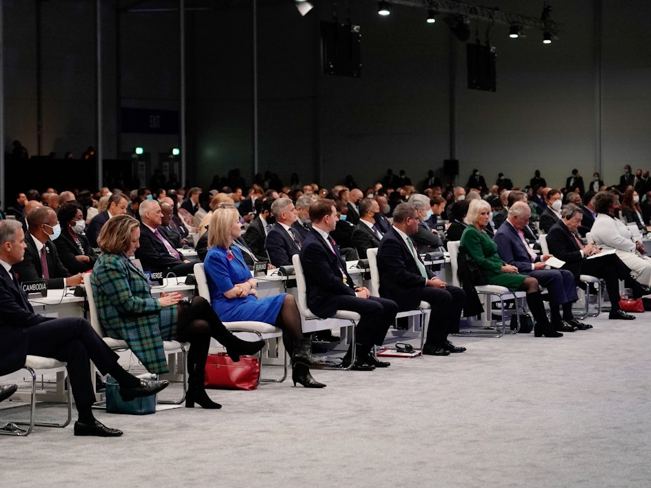 Teilnehmer hören während der Eröffnungszeremonie des UN-Klimagipfels COP26 in Glasgow zu.