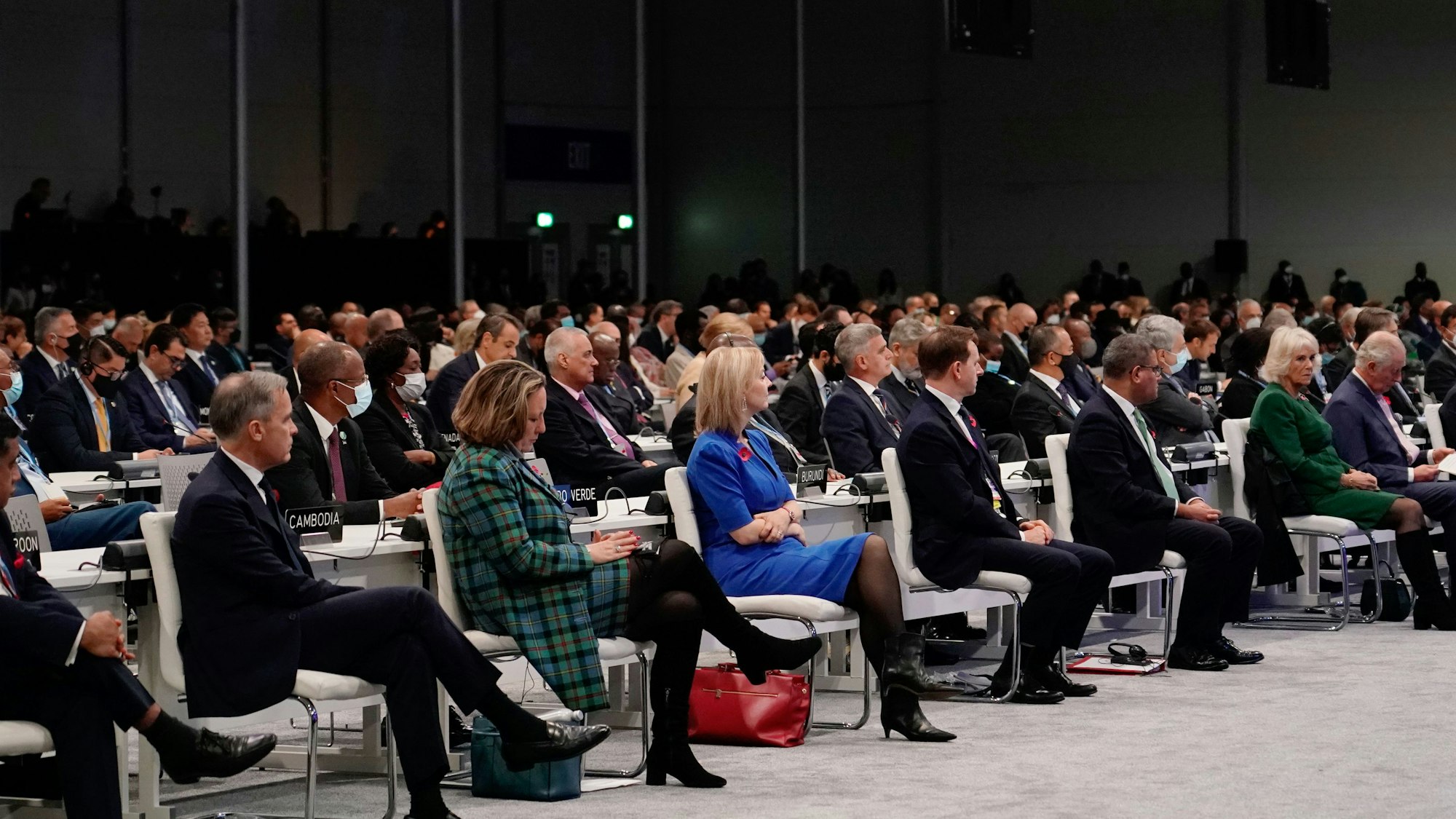 Teilnehmer hören während der Eröffnungszeremonie des UN-Klimagipfels COP26 in Glasgow zu.