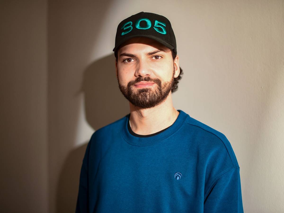 Moderator Jimi Blue Ochsenknecht posiert auf einem Foto vom 11. März 2021 am Rande von Dreharbeiten für ein Musikvideo zu seiner Single „Nicht allein“. Der Musiker trägt einen blauen Pullover und eine schwarze Kappe.