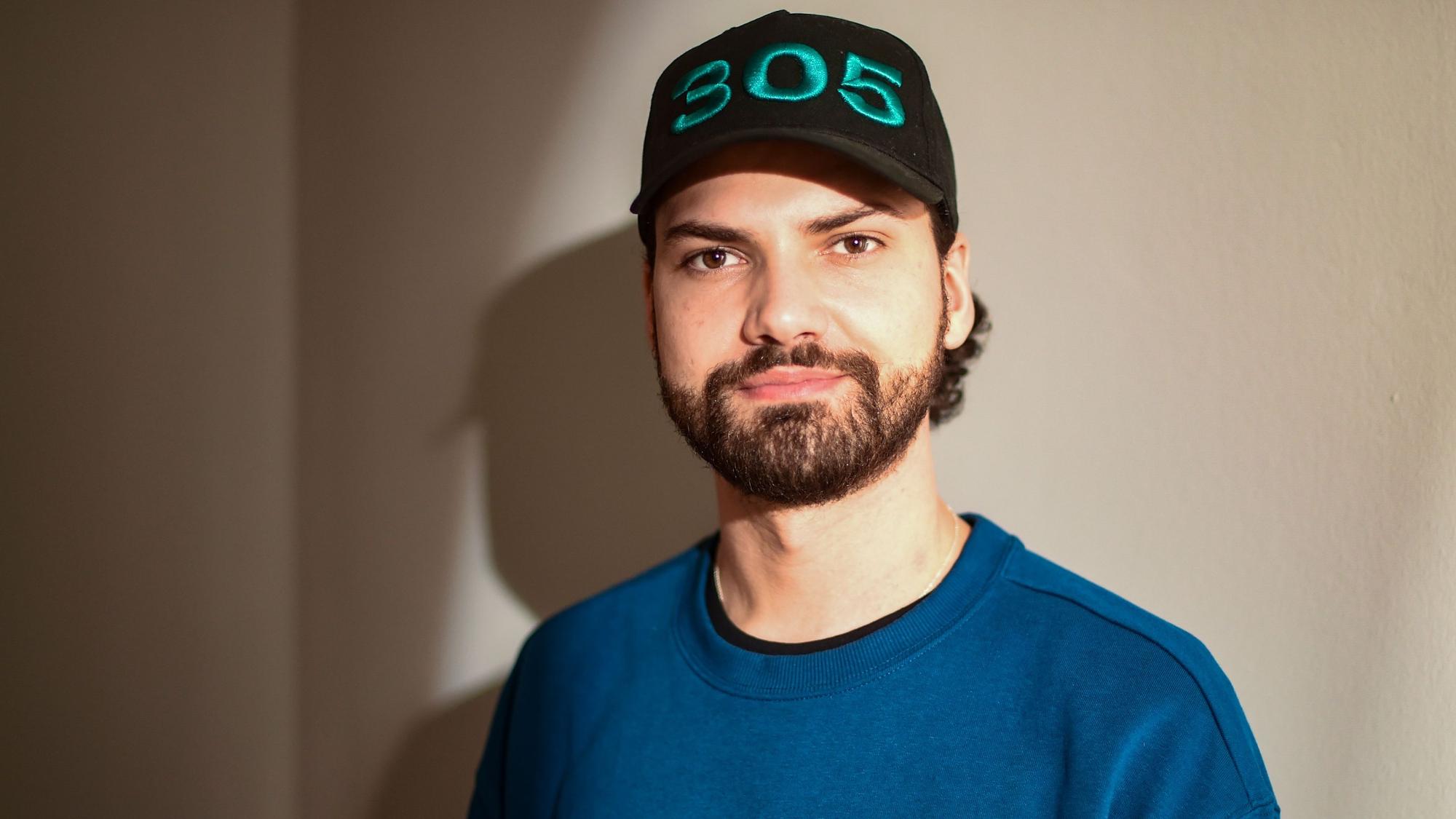 Moderator Jimi Blue Ochsenknecht posiert auf einem Foto vom 11. März 2021 am Rande von Dreharbeiten für ein Musikvideo zu seiner Single „Nicht allein“. Der Musiker trägt einen blauen Pullover und eine schwarze Kappe.