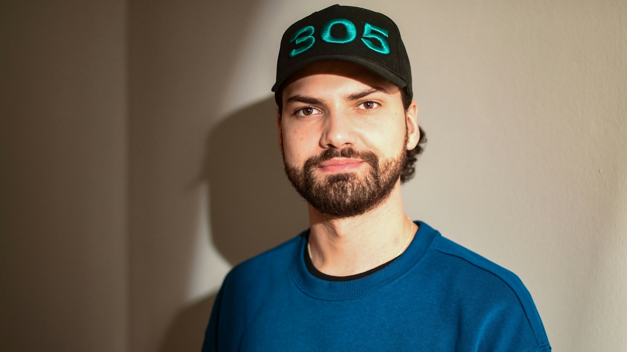 Moderator Jimi Blue Ochsenknecht posiert auf einem Foto vom 11. März 2021 am Rande von Dreharbeiten für ein Musikvideo zu seiner Single „Nicht allein“. Der Musiker trägt einen blauen Pullover und eine schwarze Kappe.