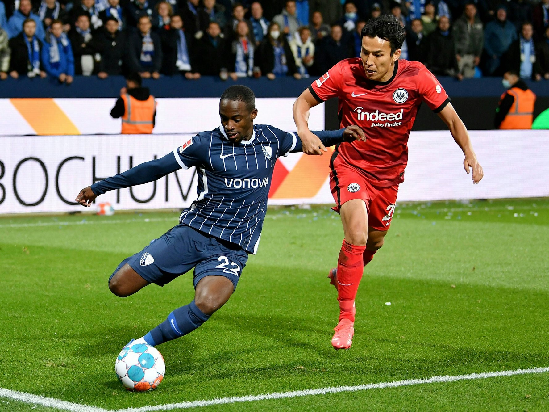 Makoto Hasebe versucht, den flankenden Christopher Antwi-Adjei beim Flanken zu stören.