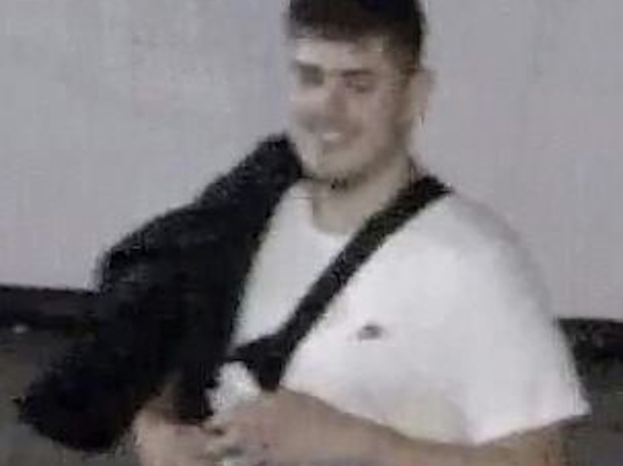 Der Tatverdächtige trägt ein weißes Oberteil.