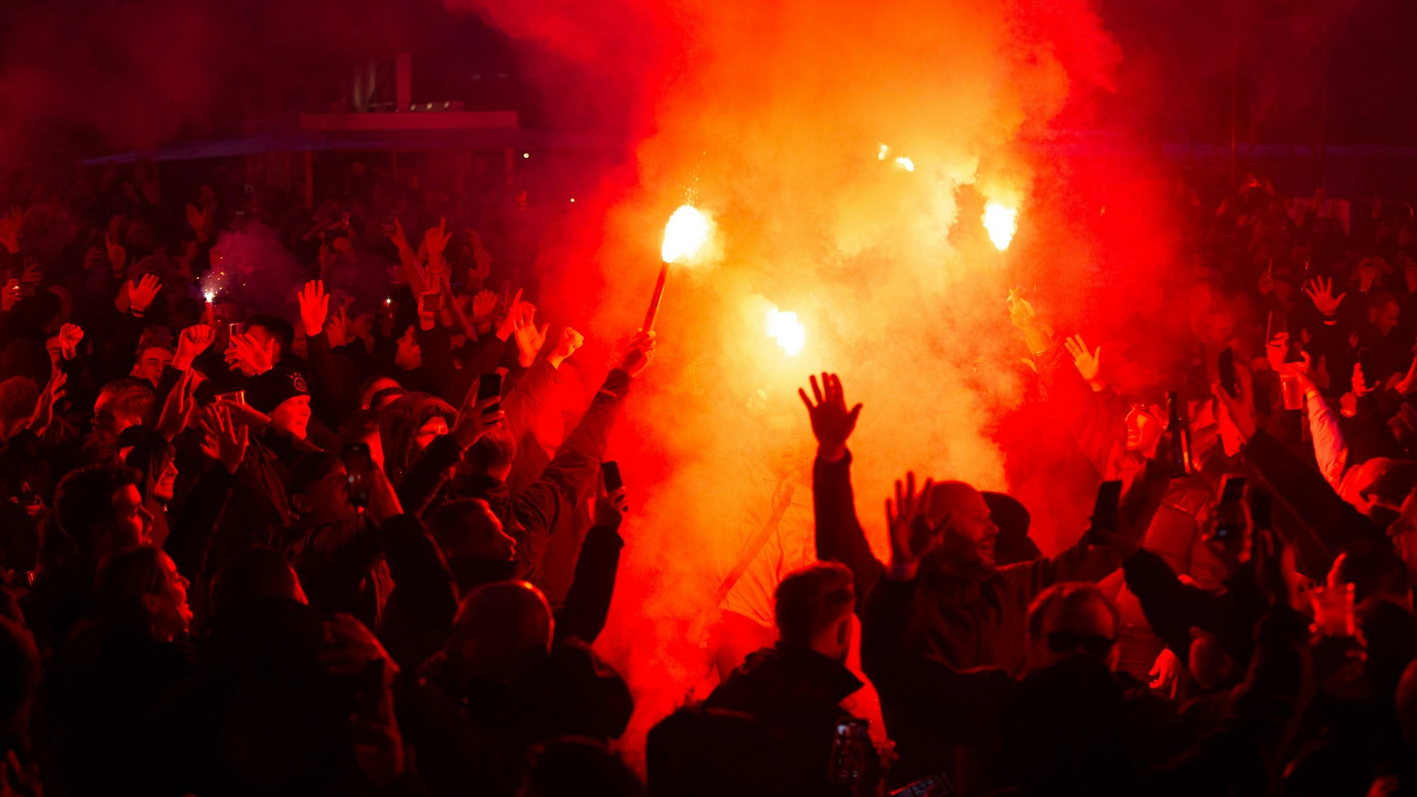 Fans von Ajax Amsterdam zünden in Dortmund Pyrotechnik