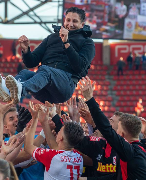 Christian Keller wird bei Jahn Regensburg gefeiert.