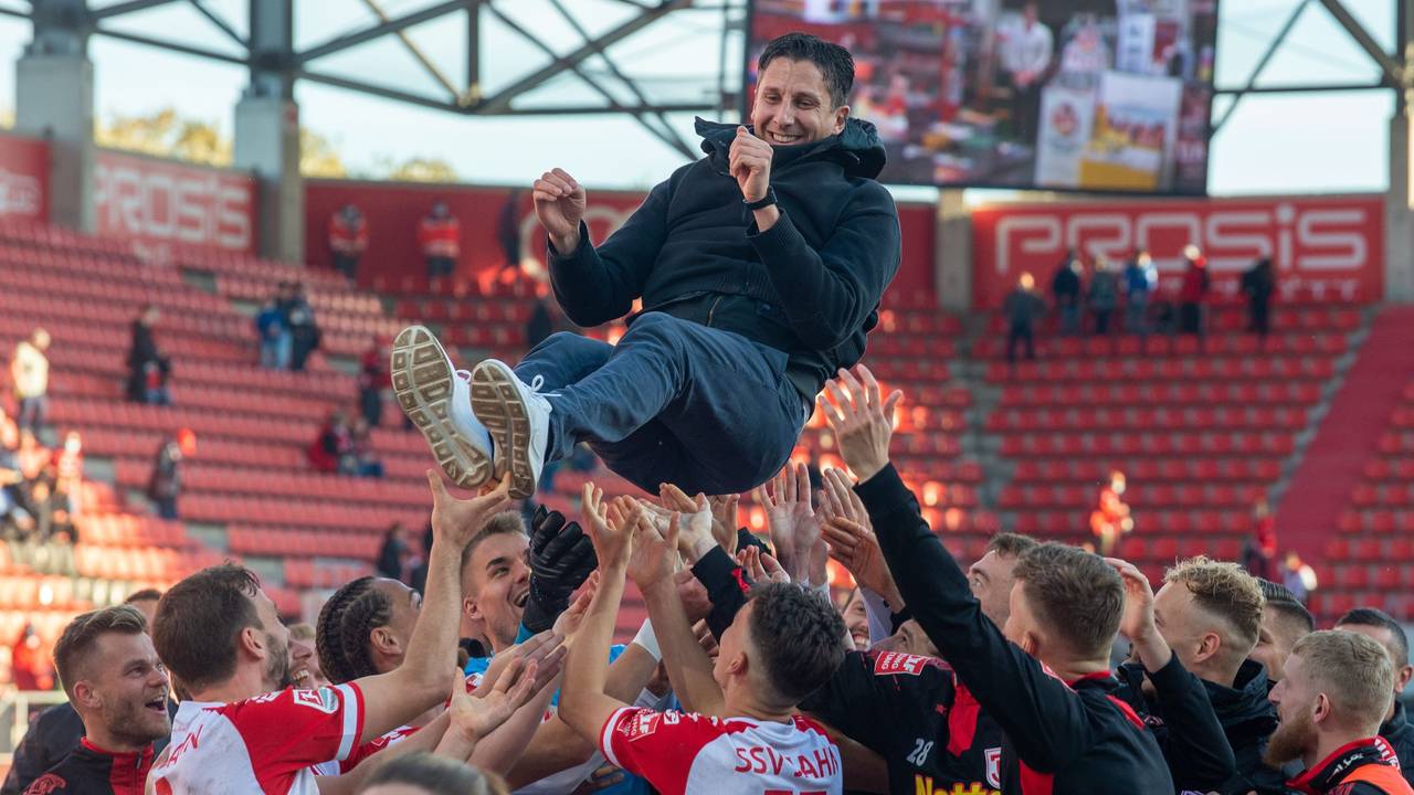 Christian Keller wird bei Jahn Regensburg gefeiert.