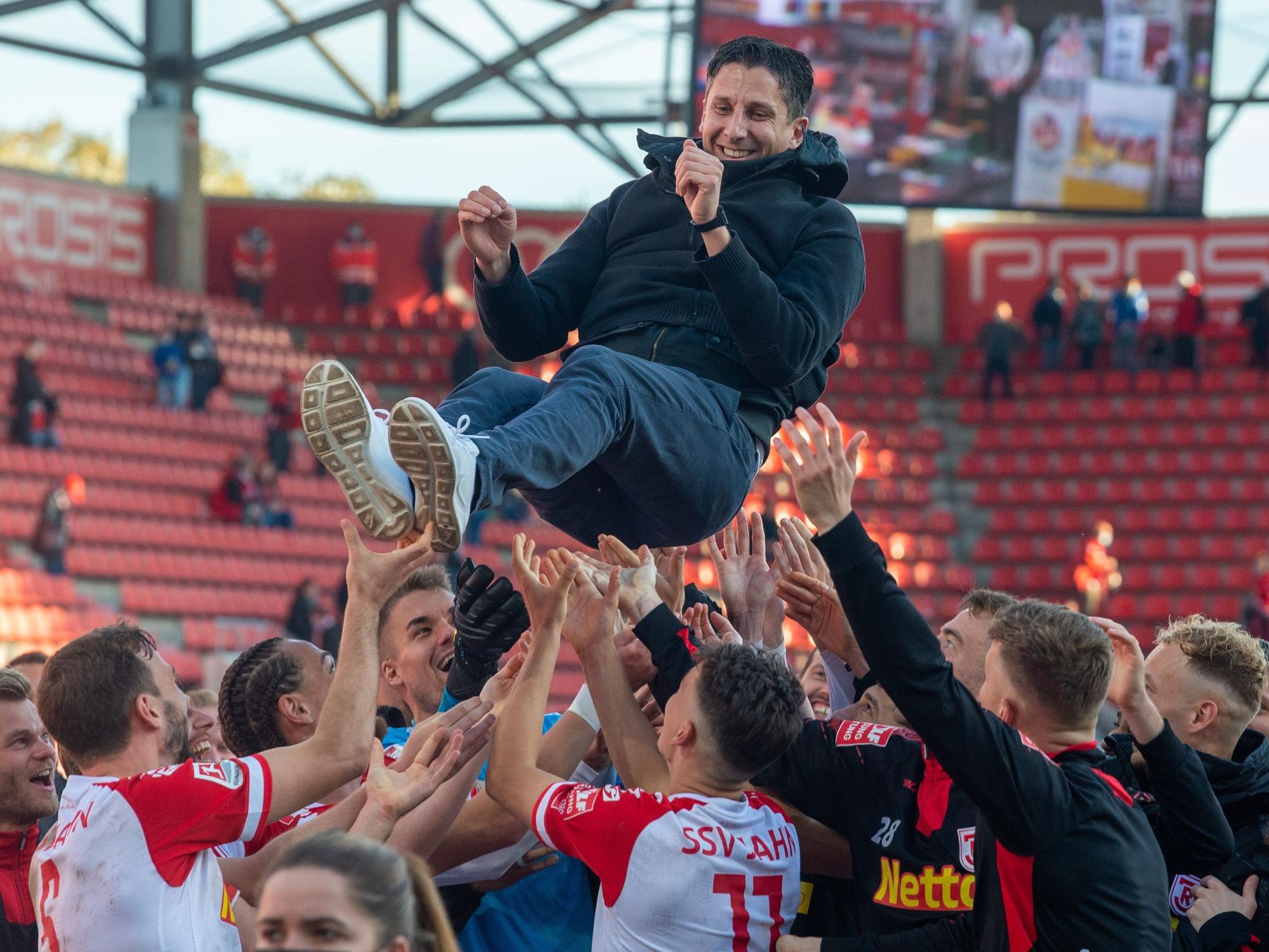 Christian Keller wird bei Jahn Regensburg gefeiert.