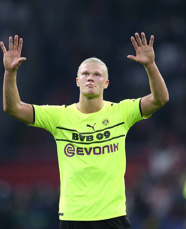 Erling Haaland von Borussia Dortmund streckt beide in die Höhe, um seine Dankbarkeit zu zeigen.