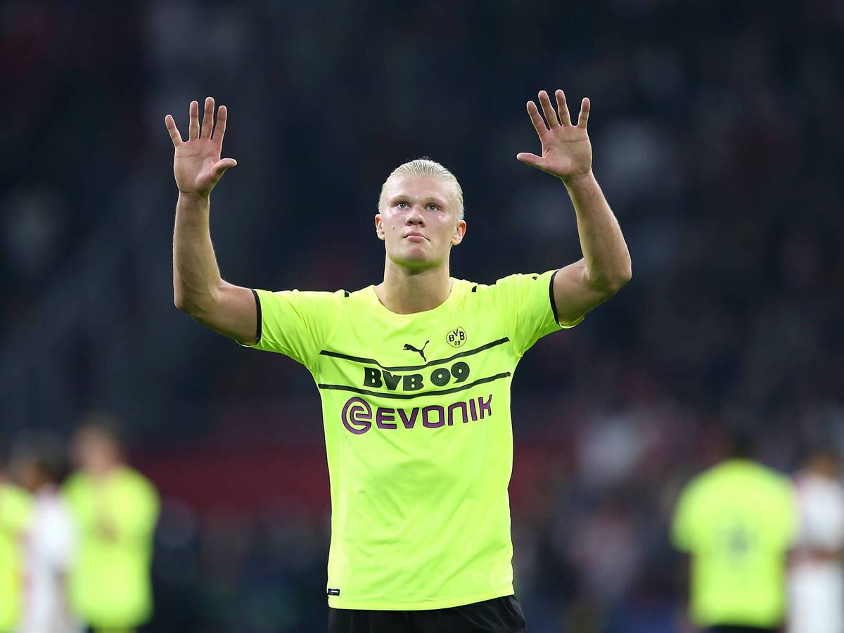 Erling Haaland von Borussia Dortmund streckt beide in die Höhe, um seine Dankbarkeit zu zeigen.