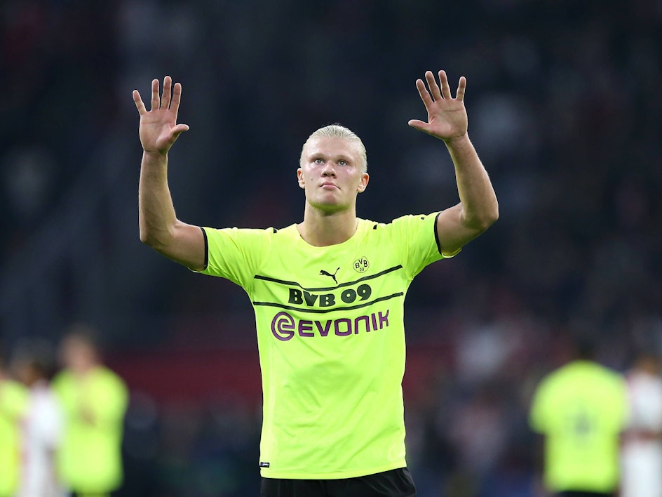 Erling Haaland von Borussia Dortmund streckt beide in die Höhe, um seine Dankbarkeit zu zeigen.