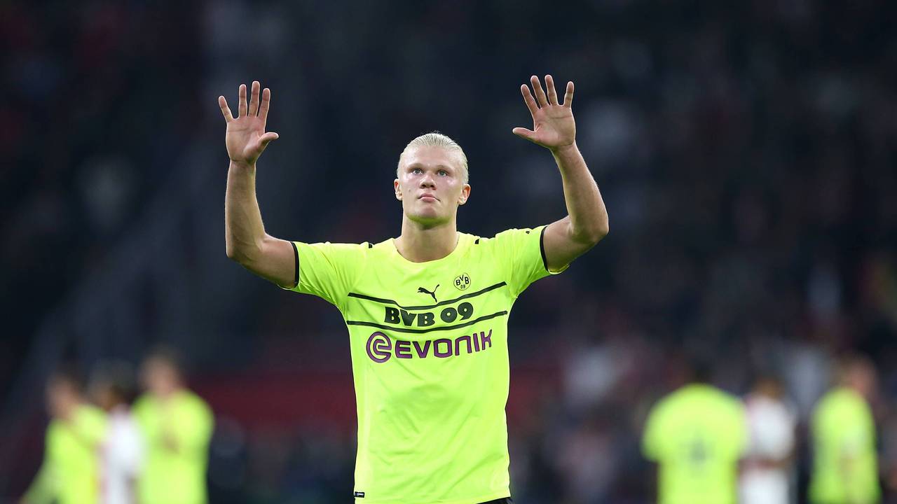 Erling Haaland von Borussia Dortmund streckt beide in die Höhe, um seine Dankbarkeit zu zeigen.