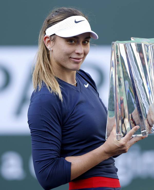 Paula Badosa hält nach dem Tennis-Turnier in Indian Wells den Pokal hoch.