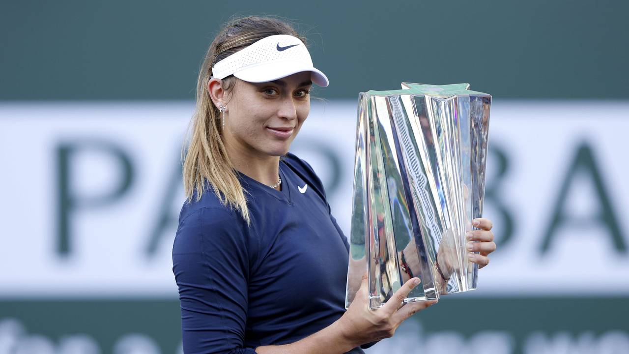 Paula Badosa hält nach dem Tennis-Turnier in Indian Wells den Pokal hoch.