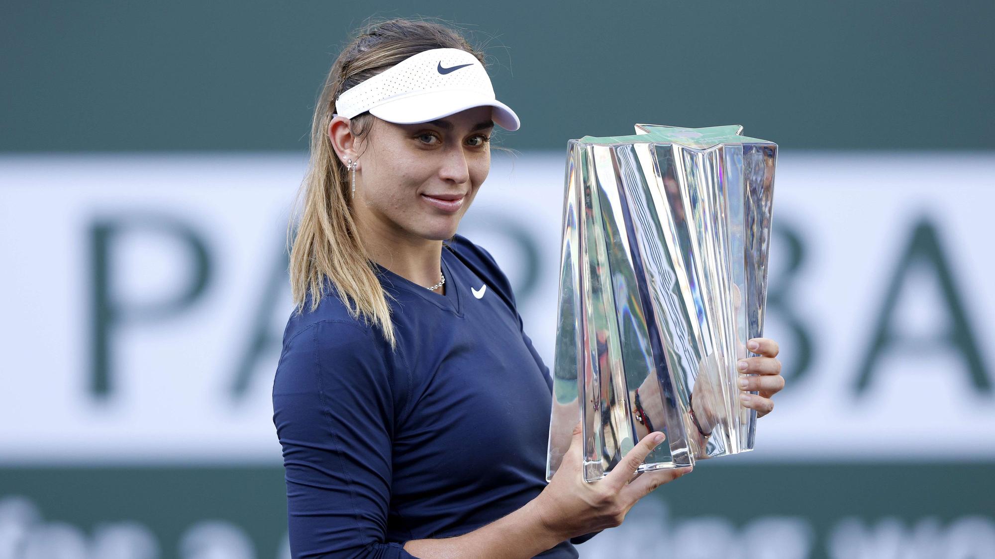 Paula Badosa hält nach dem Tennis-Turnier in Indian Wells den Pokal hoch.