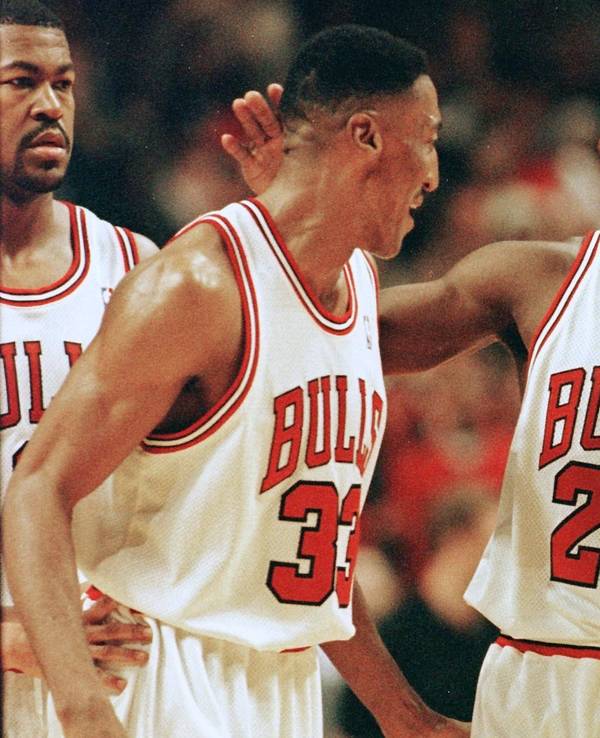 Scottie Pippen und Michael Jordan jubeln bei einem NBA-Spiel.