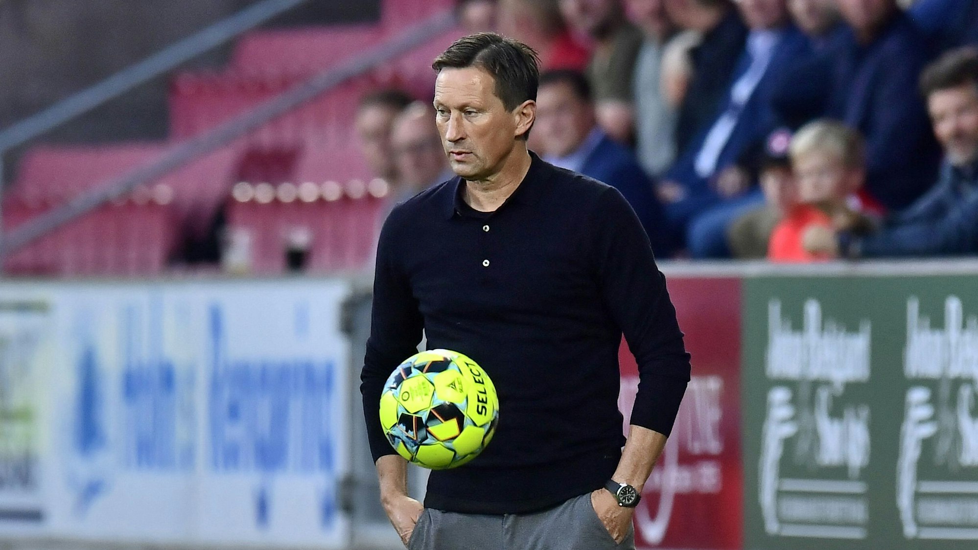 Roger Schmidt steht bei einem Spiel der PSV Eindhoven am Spielfeldrand.