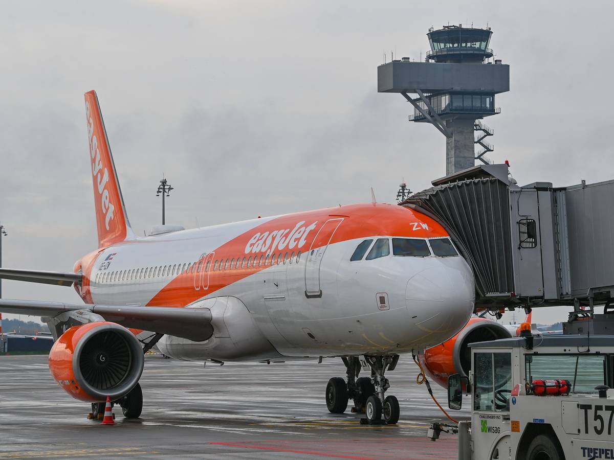 Ein Passagierflugzeug der britischen Fluggesellschaft easyJet steht an einem Gate am Terminal 1 vom Hauptstadtflughafen Berlin Brandenburg.