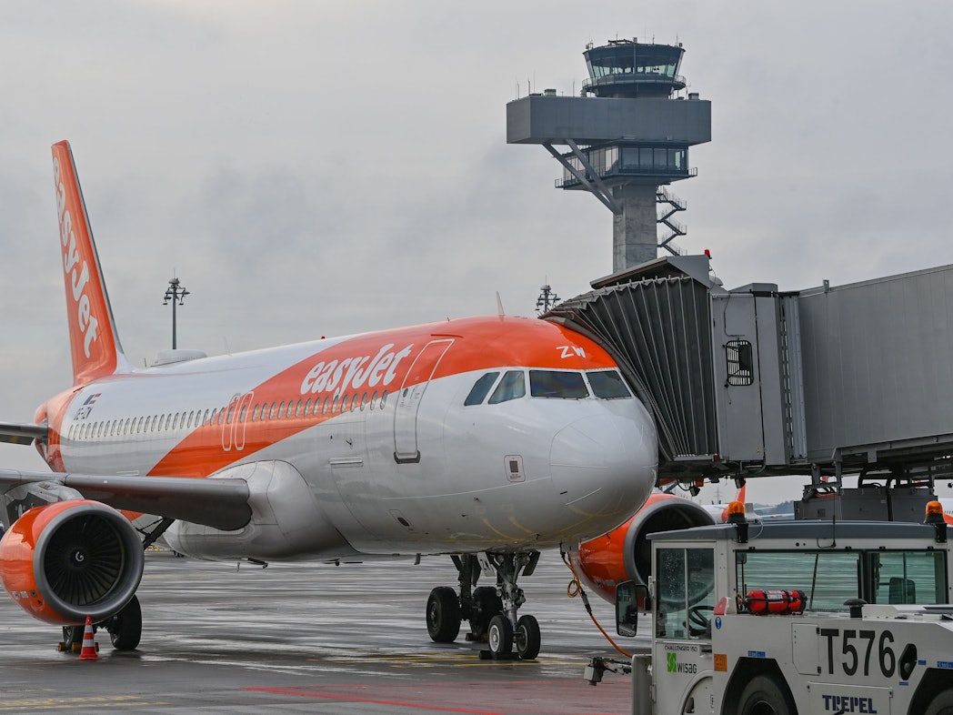 Ein Passagierflugzeug der britischen Fluggesellschaft easyJet steht an einem Gate am Terminal 1 vom Hauptstadtflughafen Berlin Brandenburg