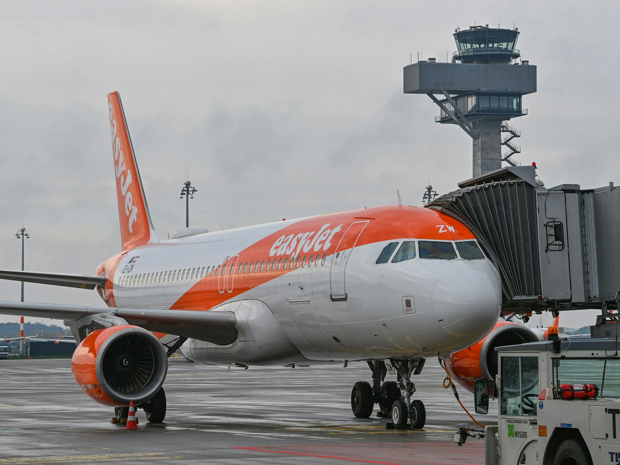 Ein Passagierflugzeug der britischen Fluggesellschaft easyJet steht an einem Gate am Terminal 1 vom Hauptstadtflughafen Berlin Brandenburg.