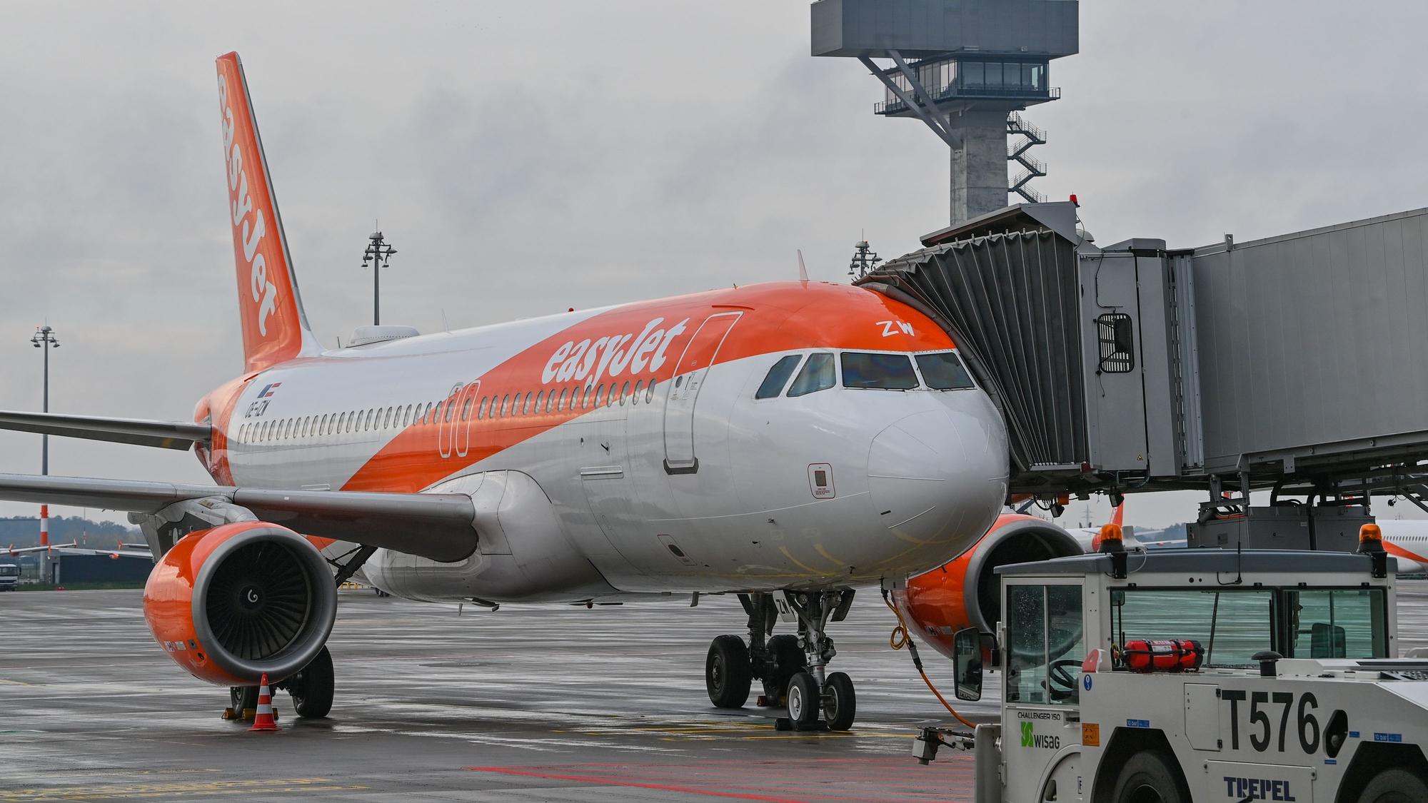 Ein Passagierflugzeug der britischen Fluggesellschaft easyJet steht an einem Gate am Terminal 1 vom Hauptstadtflughafen Berlin Brandenburg
