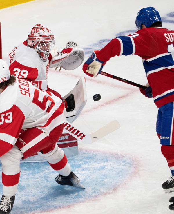 Nick Suzuki von Montreal schiebt den Puck ein, Detroits Goalie Alex Nedeljkovic sowie Moritz Seider können den Treffer nicht verhindern.