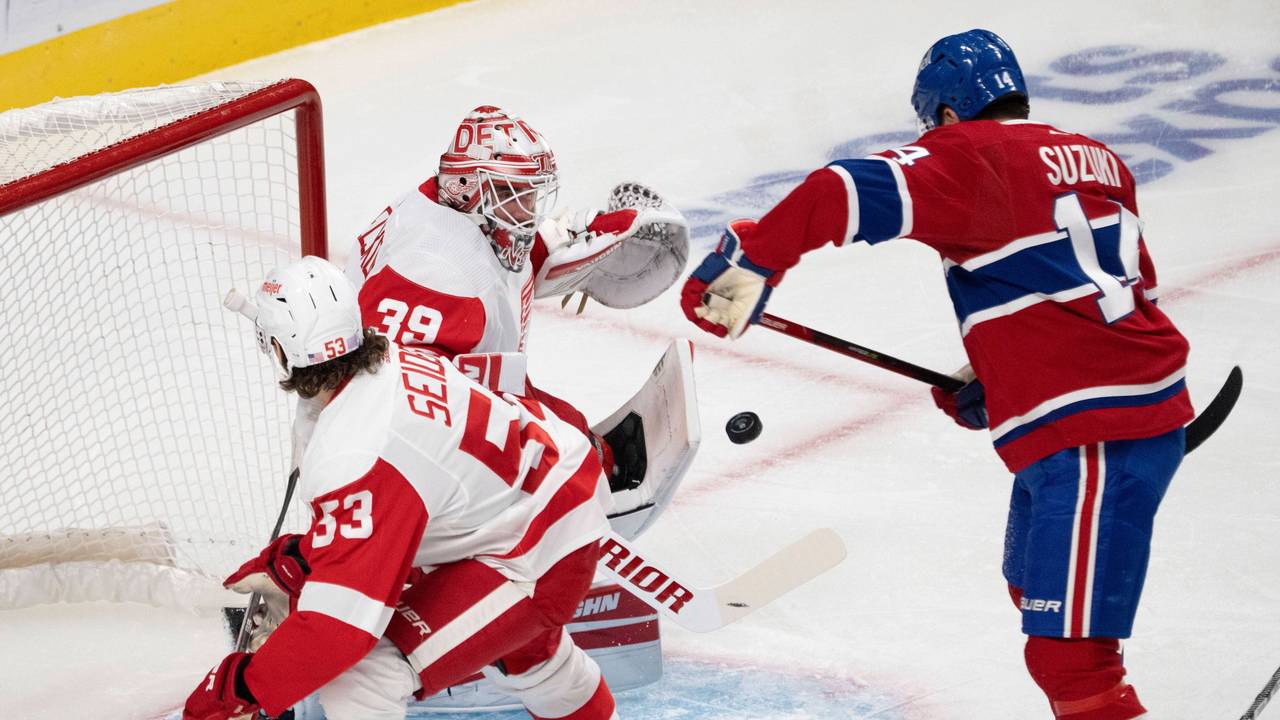 Nick Suzuki von Montreal schiebt den Puck ein, Detroits Goalie Alex Nedeljkovic sowie Moritz Seider können den Treffer nicht verhindern.