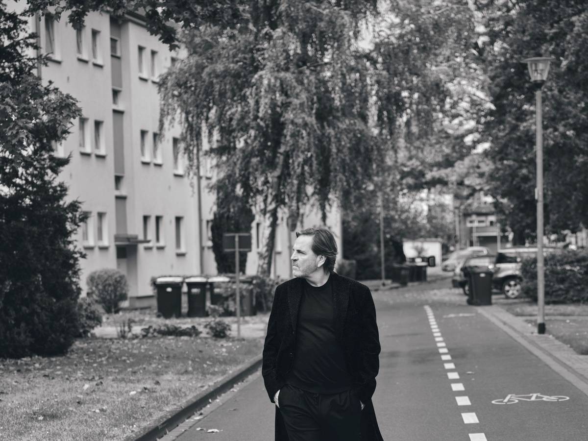 Spielerberater Volker Struth geht die Straßen in Pulheim entlang.