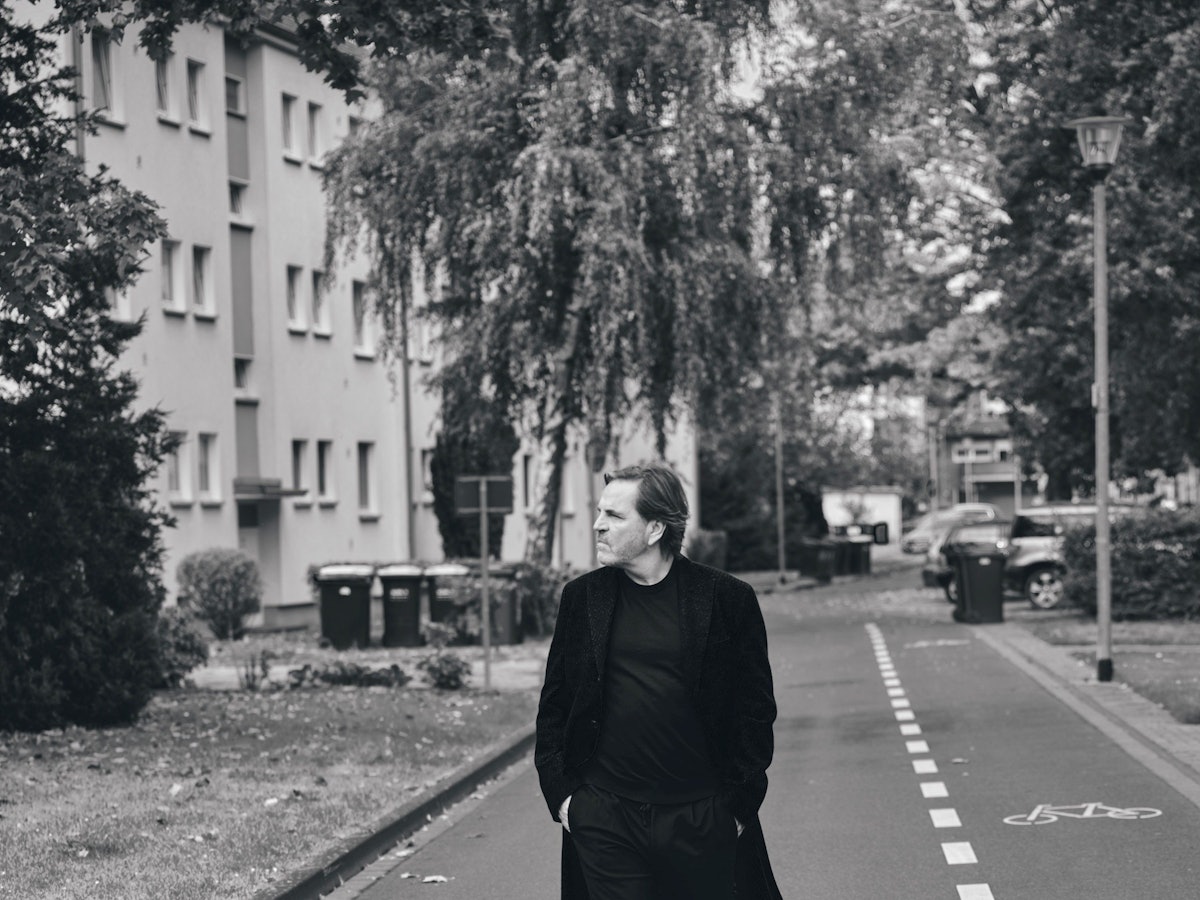 Spielerberater Volker Struth geht die Straßen in Pulheim entlang.