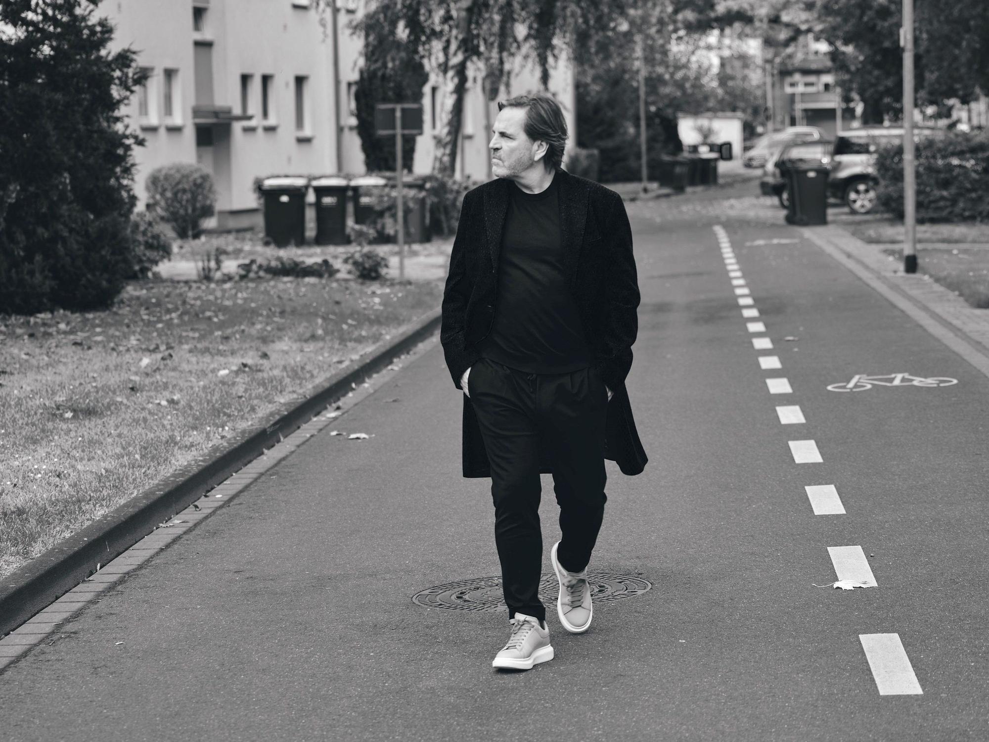 Spielerberater Volker Struth geht die Straßen in Pulheim entlang.