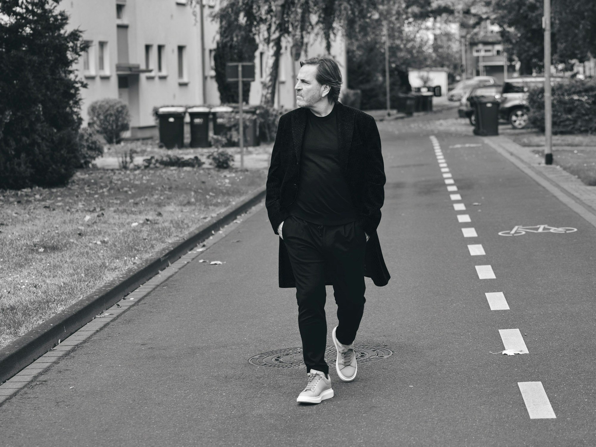 Spielerberater Volker Struth geht die Straßen in Pulheim entlang.