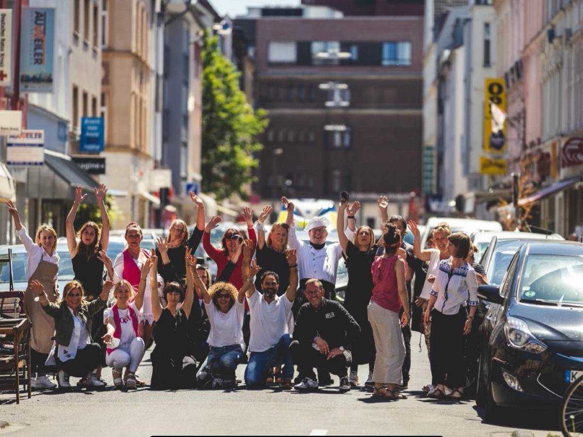 Die Gründer der Interessensgemeinschaft „Wir in Neuehrenfeld“ jubeln.