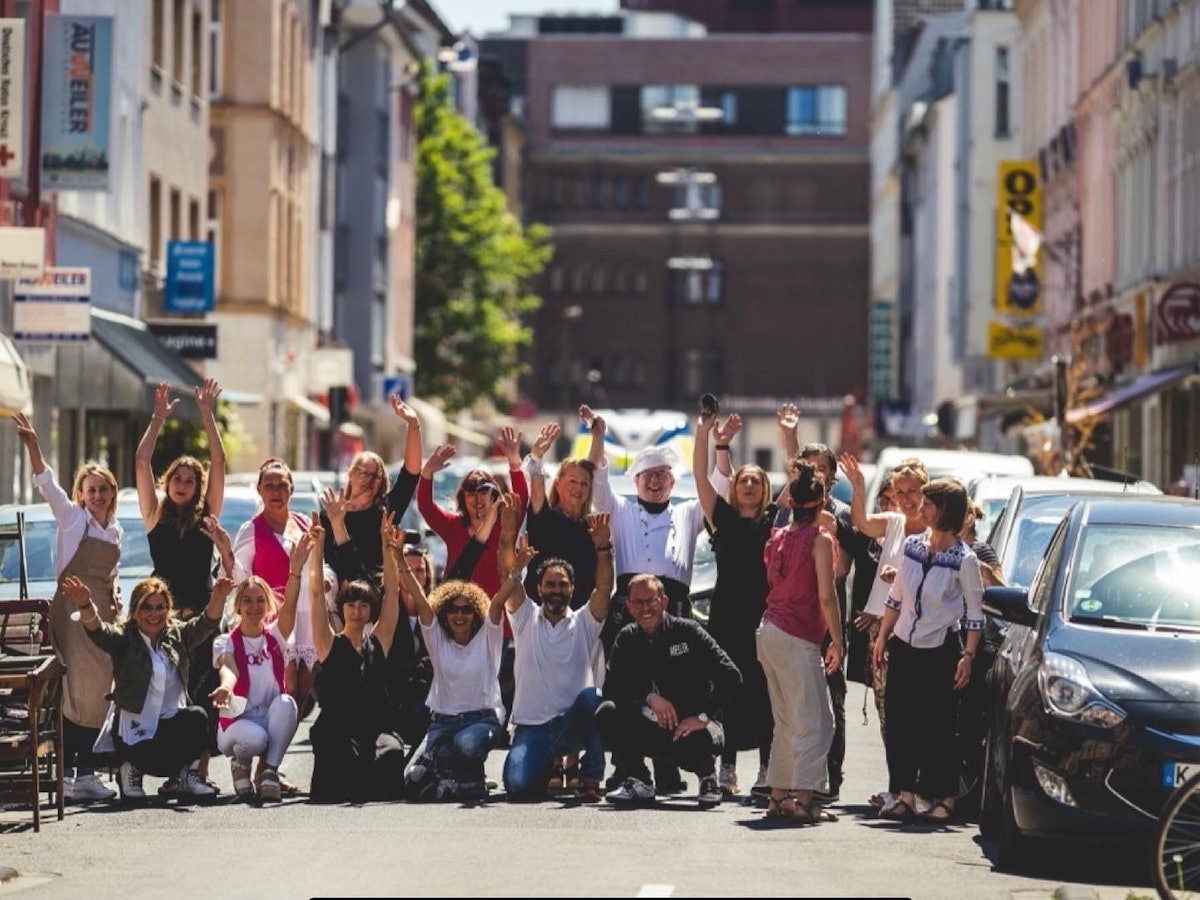 Die Gründer der Interessensgemeinschaft „Wir in Neuehrenfeld“ jubeln.