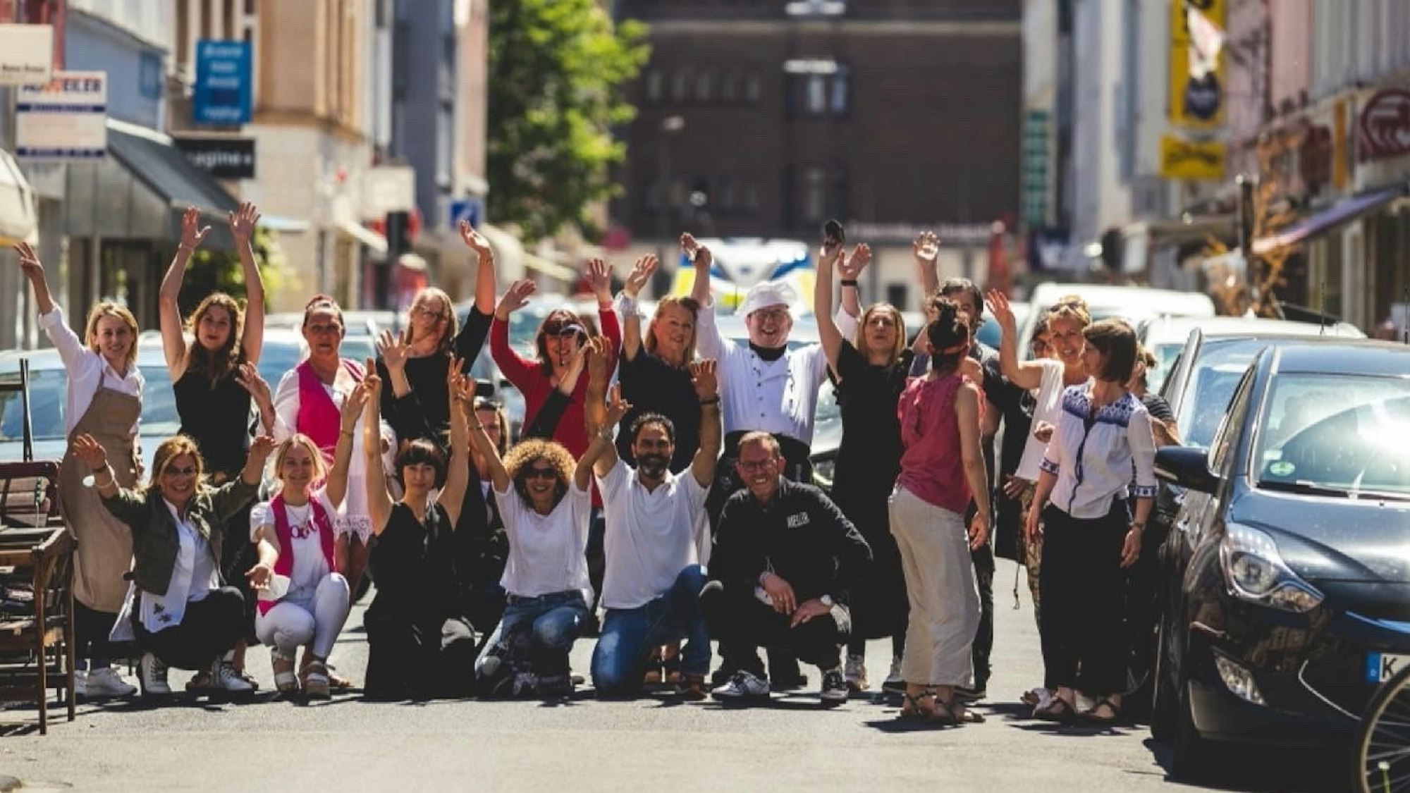 Die Gründer der Interessensgemeinschaft „Wir in Neuehrenfeld“ jubeln.