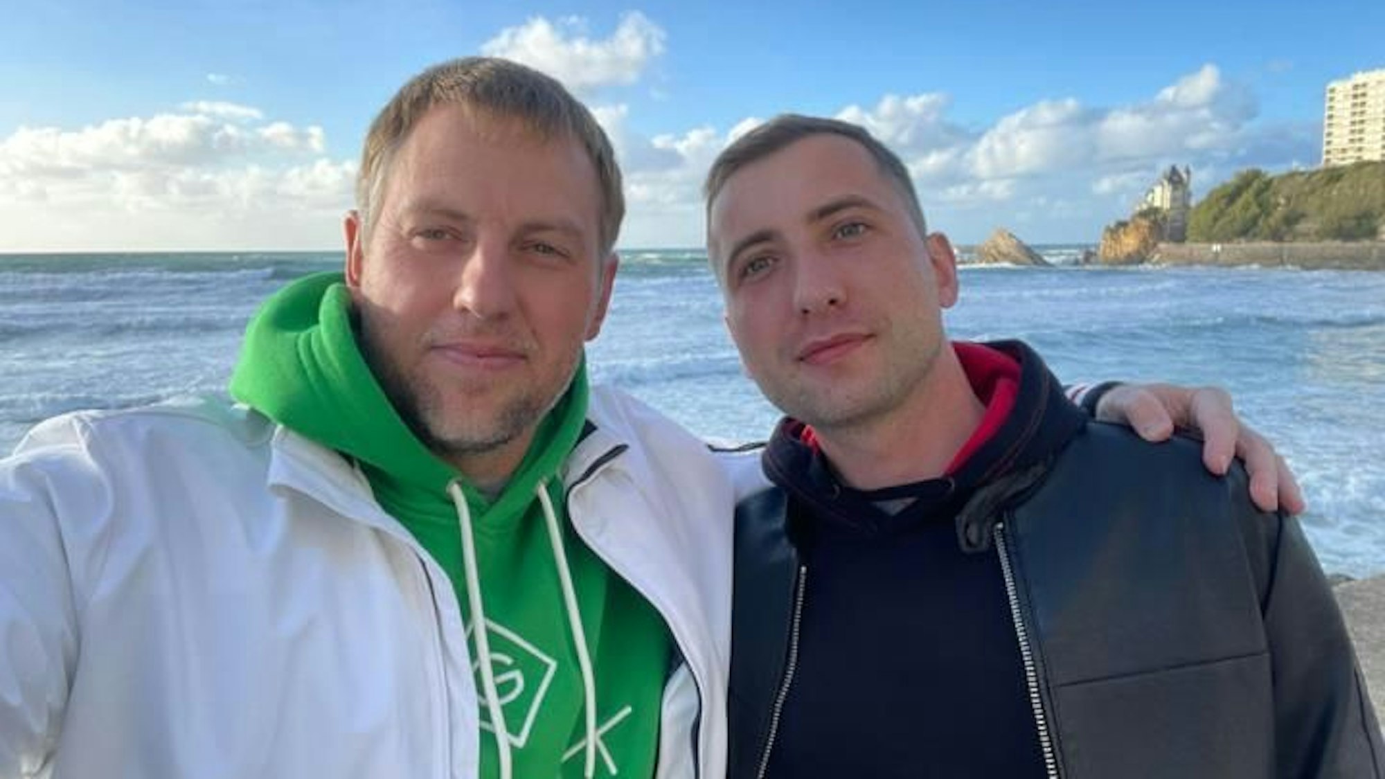 Es werden Videos von Folterungen in russischen Straflagern veröffentlicht, doch es findet keine strafrechtliche Verfolgung statt. Zu sehen auf dem Foto (aufgenommen am 1. November 2021) : Der Menschenrechtler Wladimir Ossetschkin (l), der gegen Folter an Gefangenen im russischen Strafvollzug kämpft, und der frühere Gefangene Sergej Saweljew.