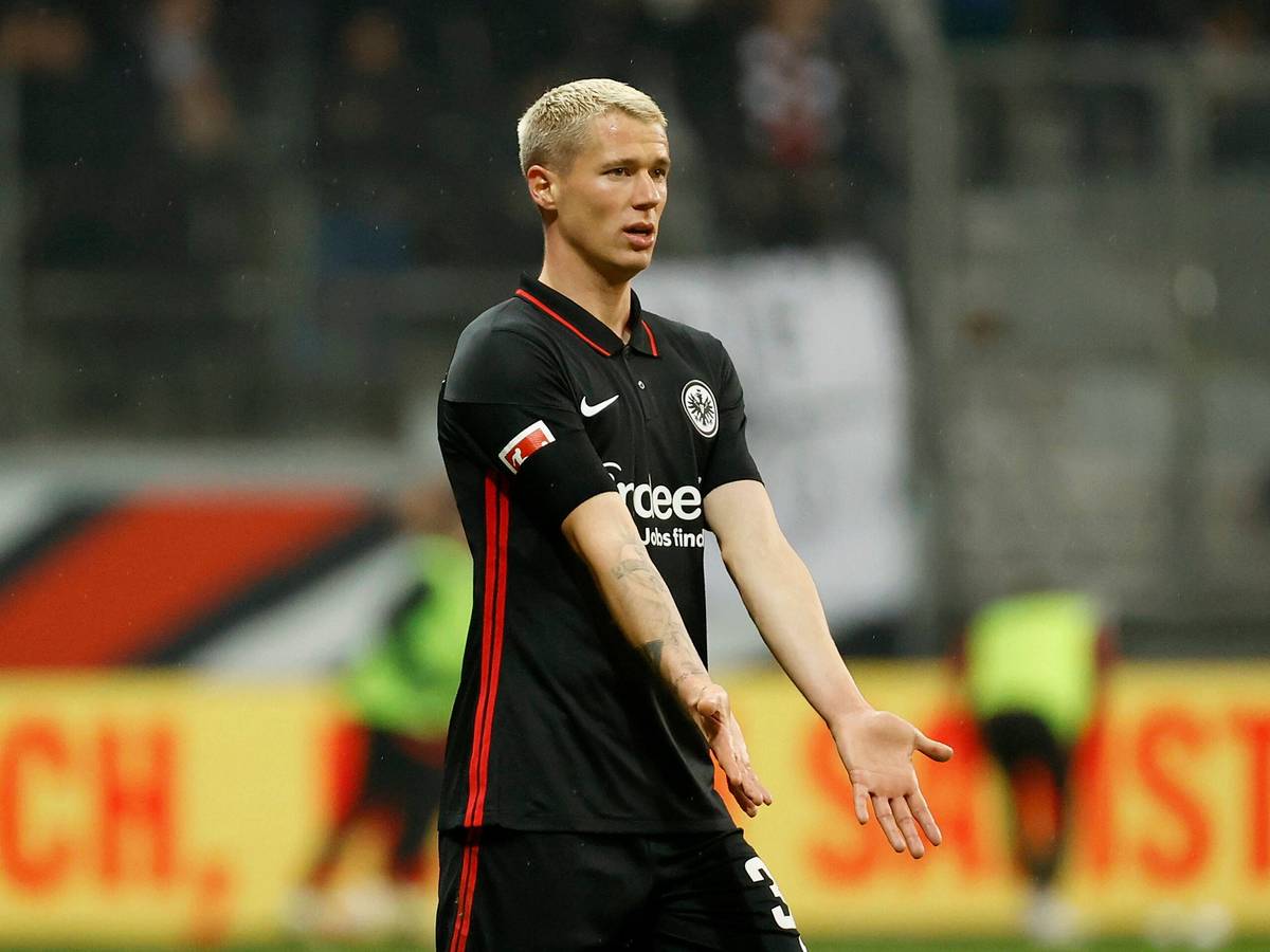 Erik Durm schaut fragend und zeigt dabei seine Handinnenflächen.