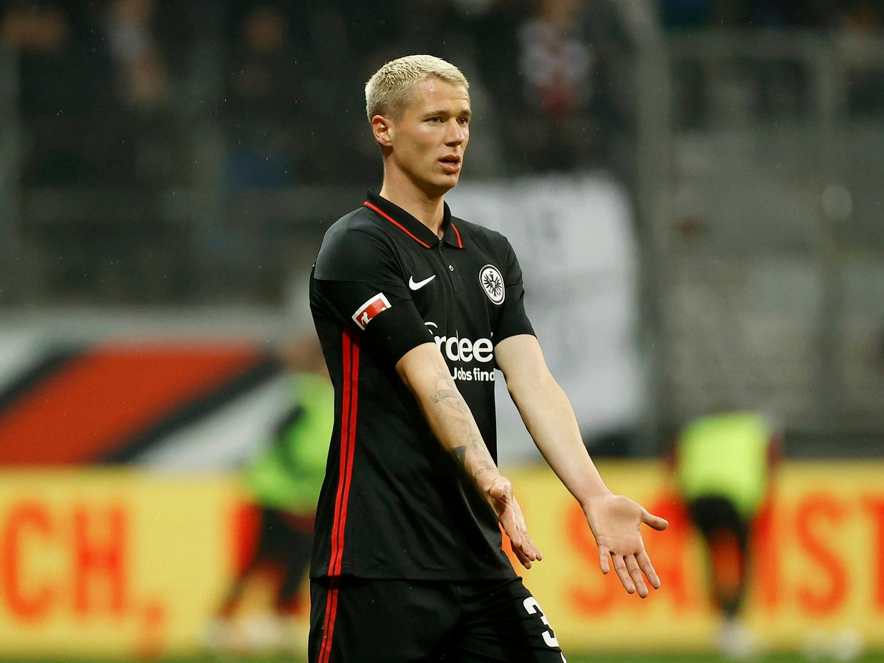 Erik Durm schaut fragend und zeigt dabei seine Handinnenflächen.