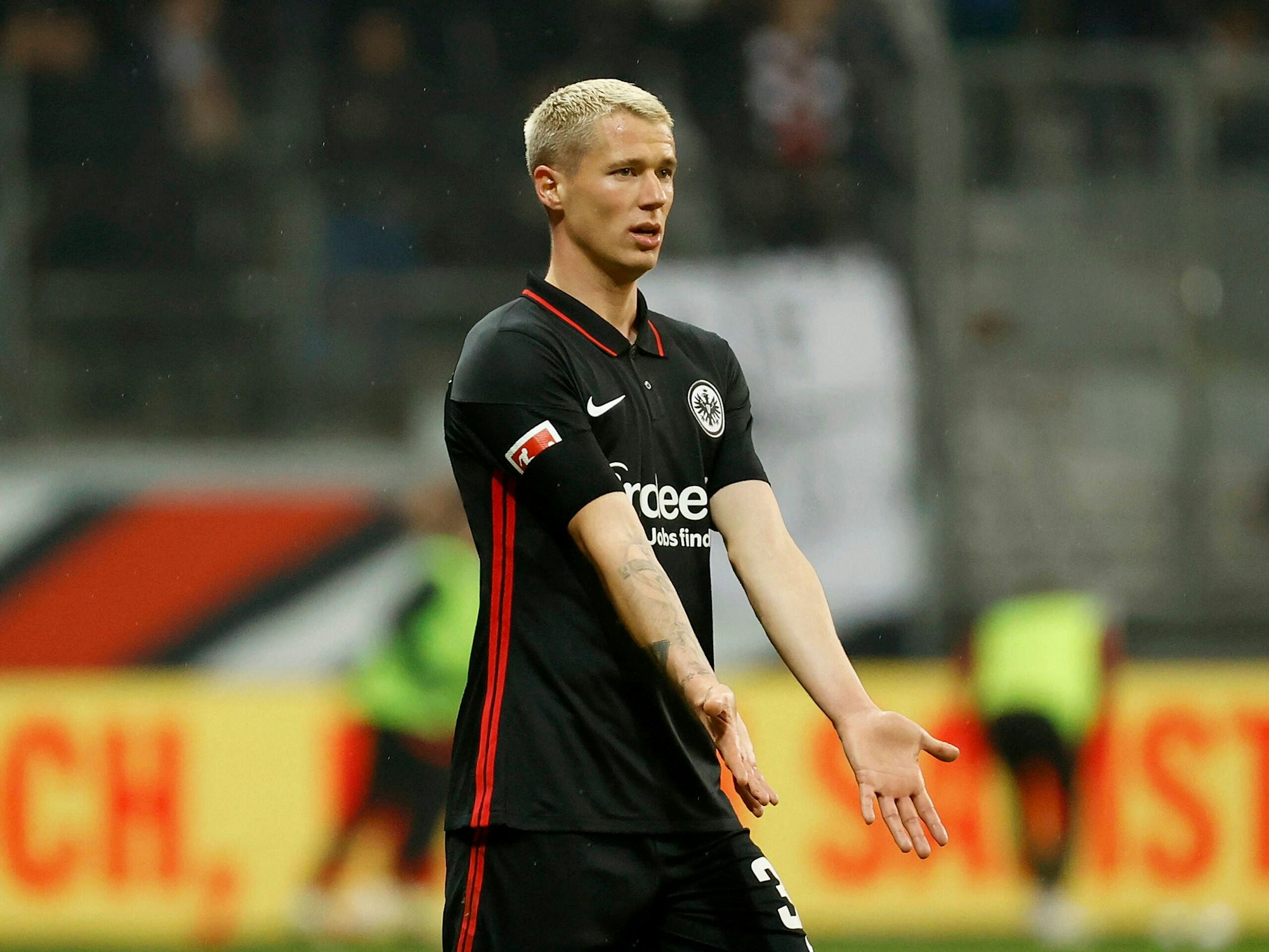 Erik Durm schaut fragend und zeigt dabei seine Handinnenflächen.