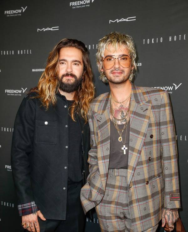 Tom Kaulitz (l) und Bruder Bill Kaulitz kommen zum „Tokio Hotel-Event“ in Berlin.