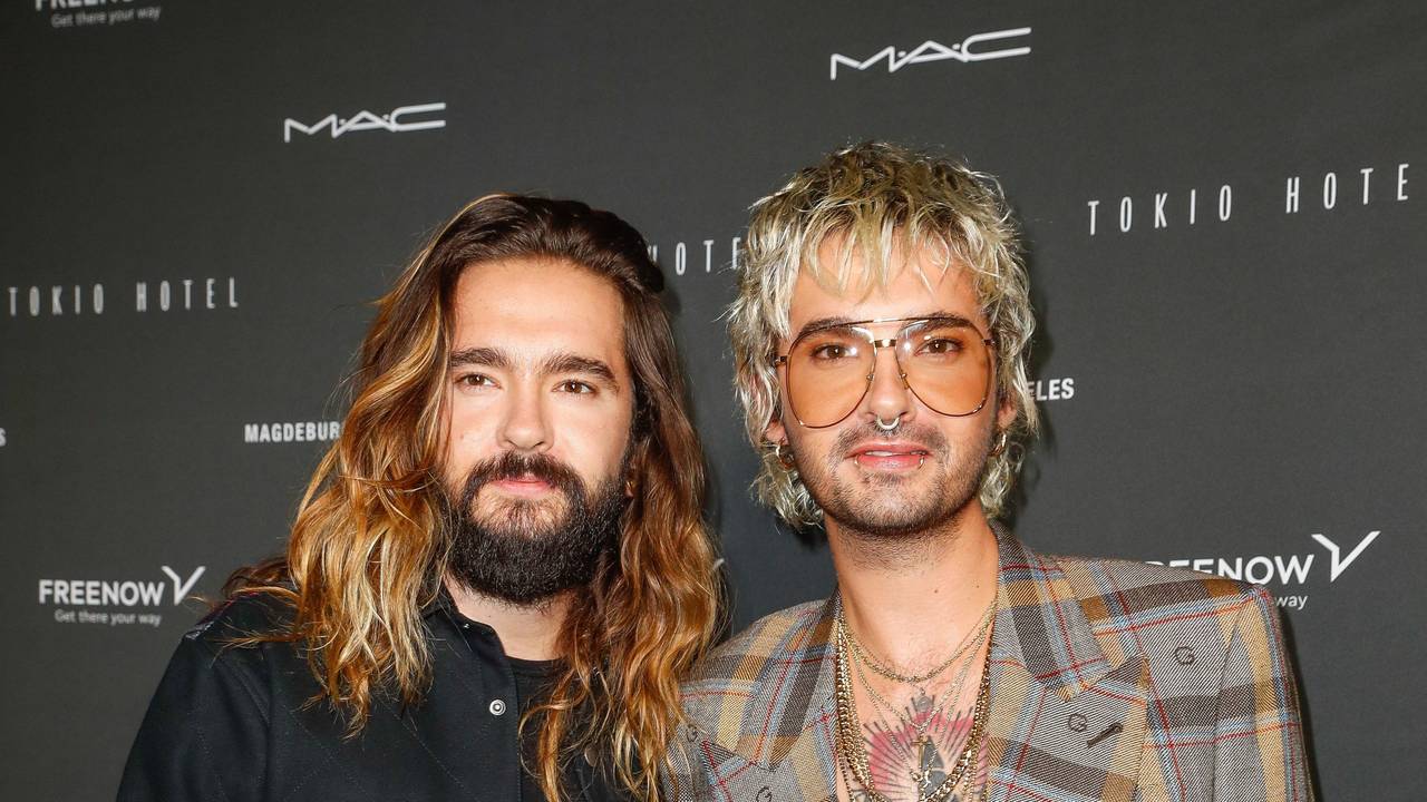 Tom Kaulitz (l) und Bruder Bill Kaulitz kommen zum „Tokio Hotel-Event“ in Berlin.