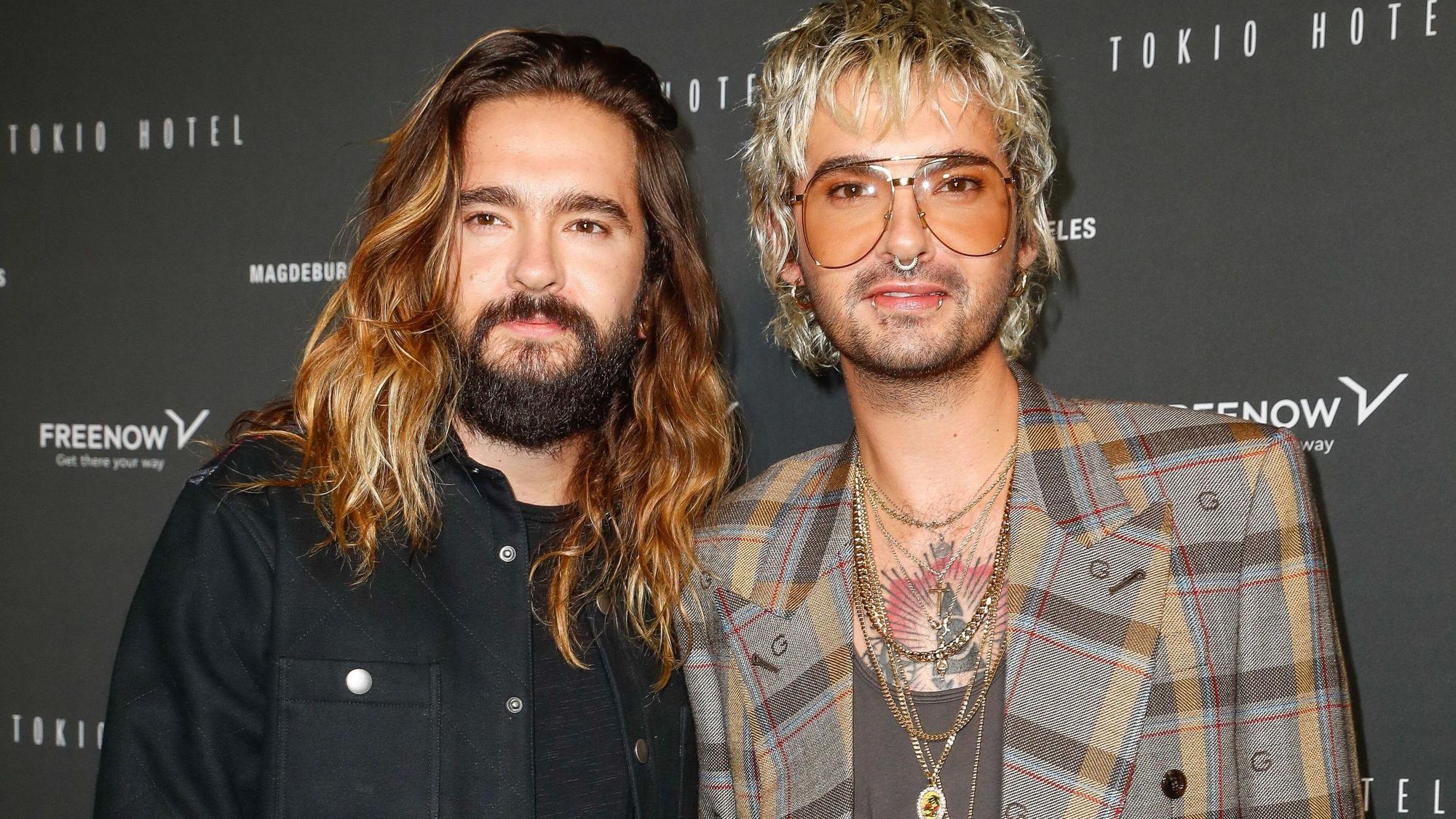 Tom Kaulitz (l) und Bruder Bill Kaulitz kommen zum „Tokio Hotel-Event“ in Berlin.