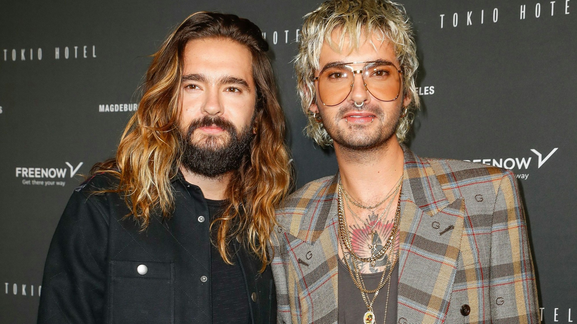 Tom Kaulitz (l) und Bruder Bill Kaulitz kommen zum „Tokio Hotel-Event“ in Berlin.