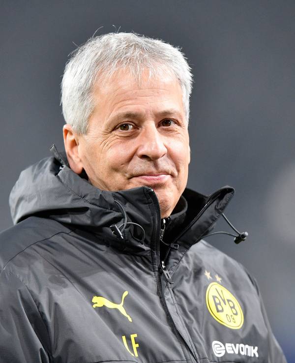 Lucien Favre lächelt vor einem Spiel von Borussia Dortmund.