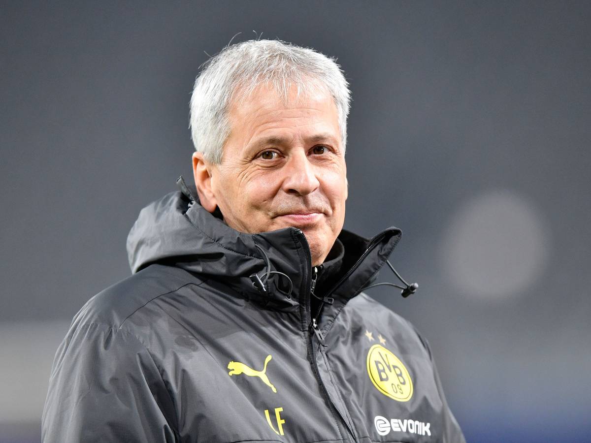 Lucien Favre lächelt vor einem Spiel von Borussia Dortmund.