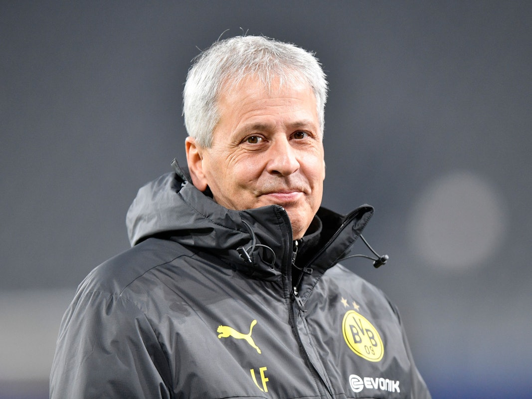 Lucien Favre lächelt vor einem Spiel von Borussia Dortmund.