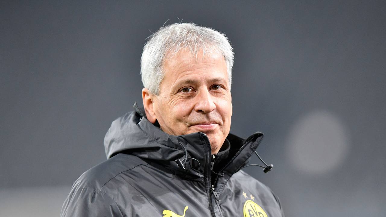 Lucien Favre lächelt vor einem Spiel von Borussia Dortmund.