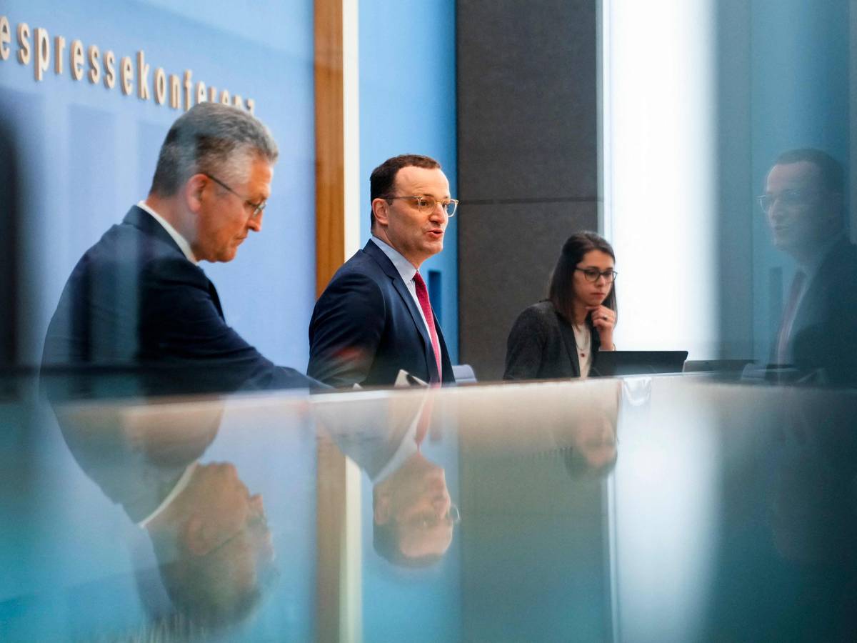 Jens Spahn, (CDU) geschäftsführender Bundesgesundheitsminister und Lothar H. Wieler, (l.) Präsident des Robert Koch Institut (RKI), äußern sich am 3. November in einer Pressekonferenz u.a. zu Auffrischimpfungen gegen Corona.