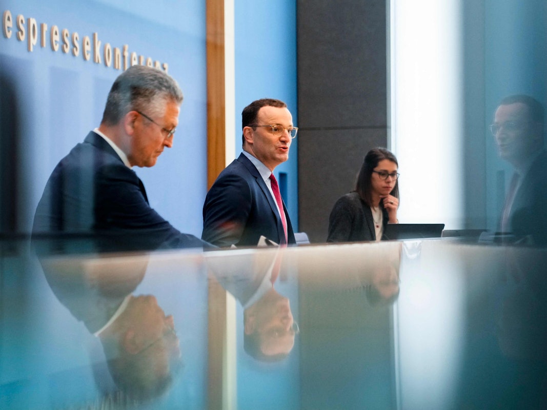Jens Spahn, (CDU) geschäftsführender Bundesgesundheitsminister und Lothar H. Wieler, (l.) Präsident des Robert Koch Institut (RKI), äußern sich am 3. November in einer Pressekonferenz u.a. zu Auffrischimpfungen gegen Corona.