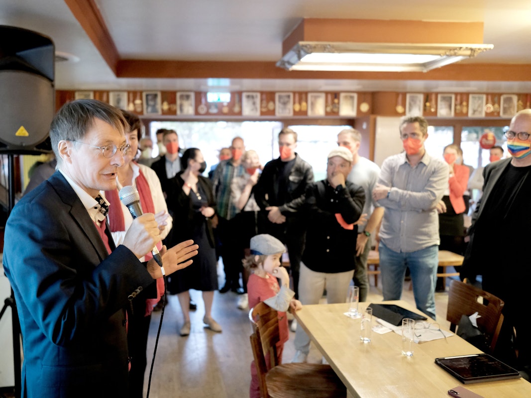Köln: Bundestagswahl 2021. Karl Lauterbach spricht nach dem Wahlerfolg zu den SPD Parteigenossen.