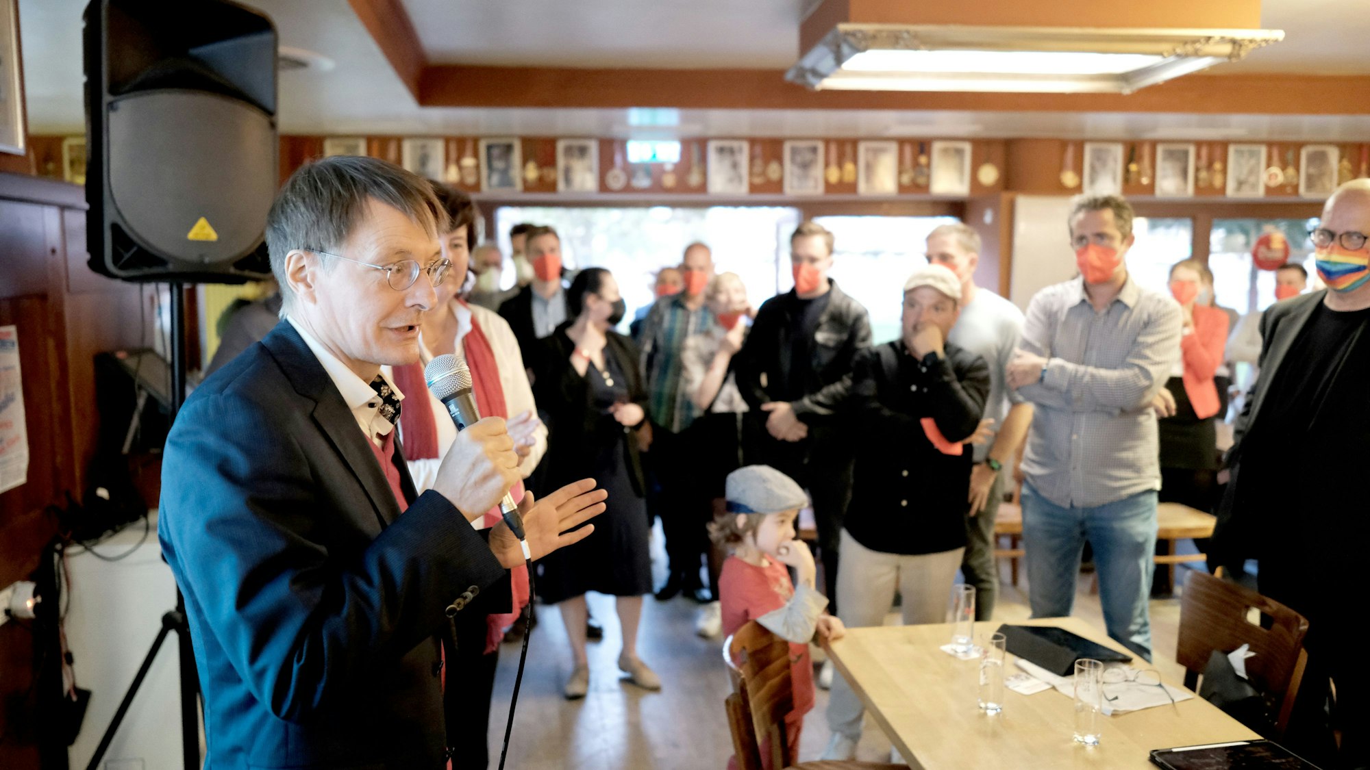 Köln: Bundestagswahl 2021. Karl Lauterbach spricht nach dem Wahlerfolg zu den SPD Parteigenossen.